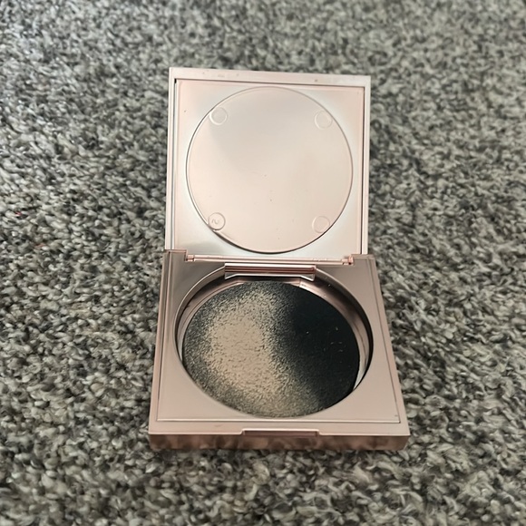 LAWLESS | Talc Free Skin Smoothing Powder - Picture 4 of 5